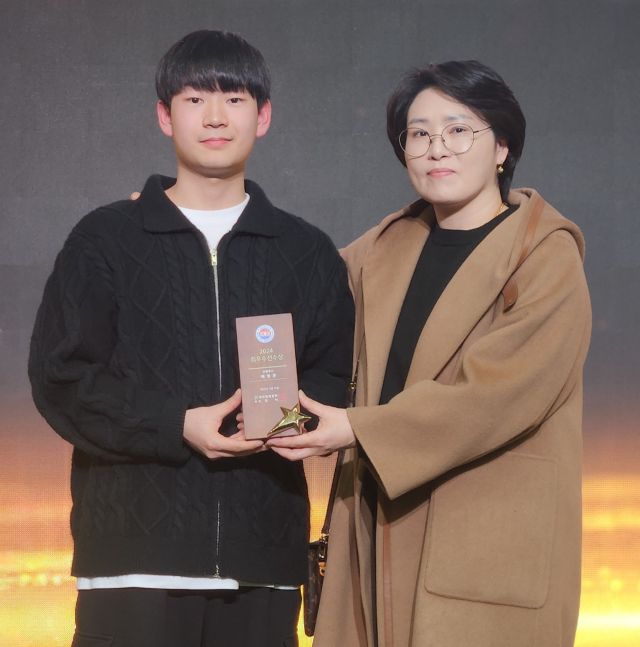 14일 서울 올림픽파크텔 올림피아홀에서 열린 대한볼링협회의 ‘2024 유공자표창 시상식’서 최우수선수상을 수상한 배정훈이 자신을 국가대표로 키운 ‘명장’ 정묘법 감독과 기념촬영을 하고 있다.수원유스클럽 제공