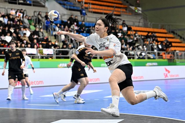 15일 광명시민체육관에서 열린 대구광역시청과의 H리그 여자부 경기서 광명 SK 슈가글라이더즈의 송지은이 슛을 하고 있다.한국핸드볼연맹 제공