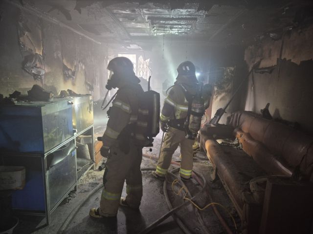 15일 오전 10시16분께 수원시 권선구 세류동의 한 아파트에서 불이 났다. 화재 현장 모습. 경기도소방재난본부 제공