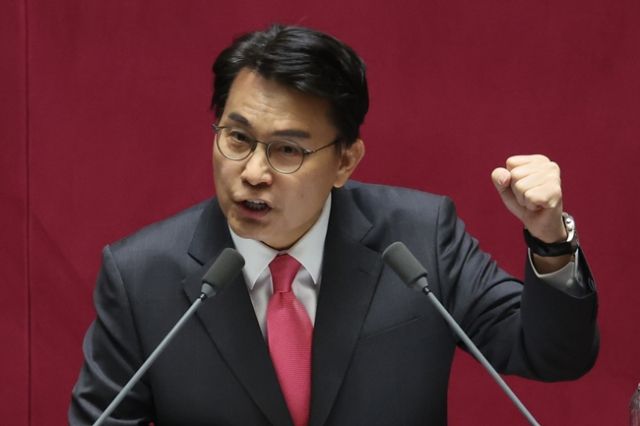 국민의힘 윤상현 의원이 지난 12일 정치·외교·통일·안보 분야 대정부 질문이 진행된 국회 본회의에서 질문을 마친 뒤 윤석열 대통령 탄핵에 반대하는 발언을 하고 있다. 연합뉴스