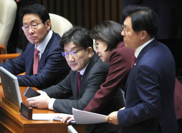 국민의힘 권성동 원내대표가 14일 국회 본회의에 참석해 의원들과 대화하고 있다. 연합뉴스