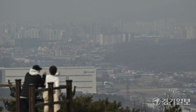 포근한 날씨와 함께 찾아온 미세먼지 [포토뉴스]