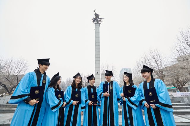 인하대학교 졸업생들이 졸업 기념사진을 촬영하고 있다. 인하대 제공