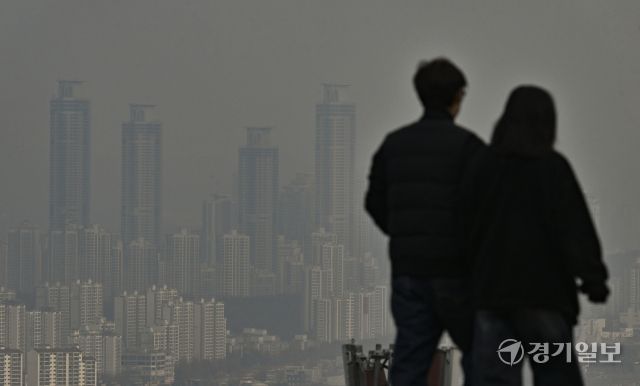 포근한 날씨와 함께 찾아온 미세먼지 [포토뉴스]