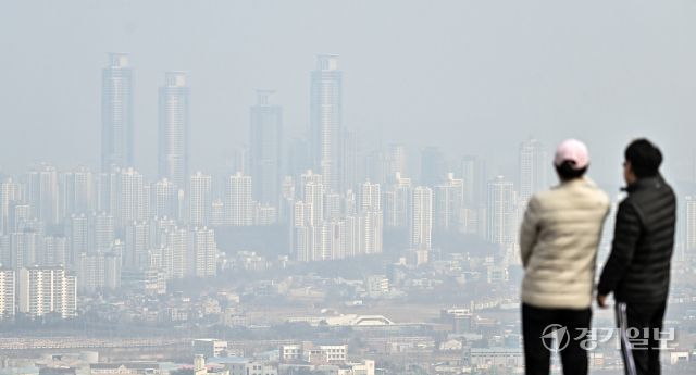 포근한 날씨와 함께 찾아온 미세먼지 [포토뉴스]