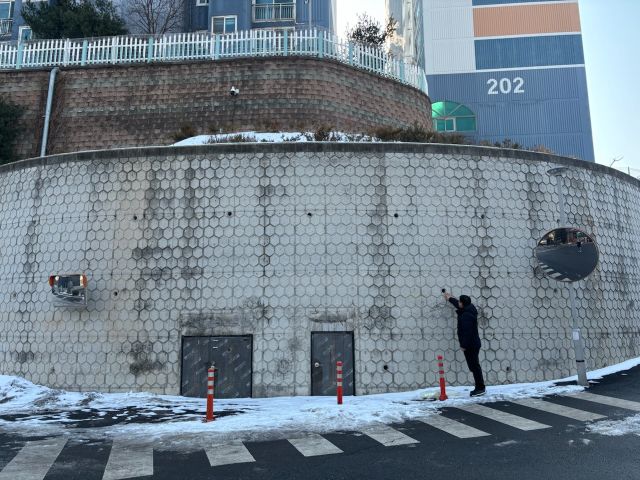 인천 강화군이 해빙기 안전사고를 예방하기 위해 집중점검을 하고 있다. 강화군 제공