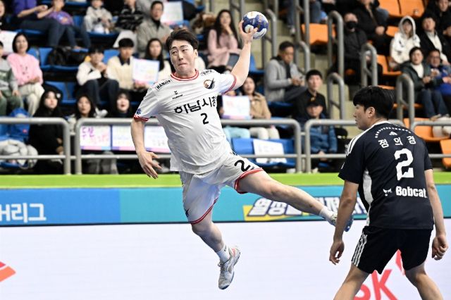 16일 광명시민체육관에서 벌어진 남자부 4라운드 두산전서 하남시청 차혜성이 점프 슛을 쏘고 있다.한국핸드볼연맹 제공