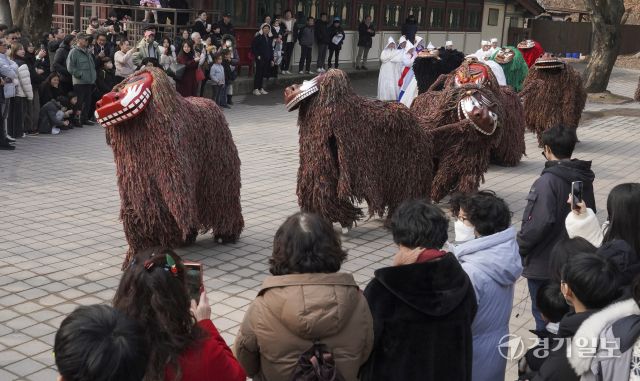 한국민속촌에서 열린 '국가무형유산 북청사자놀음' [포토뉴스]
