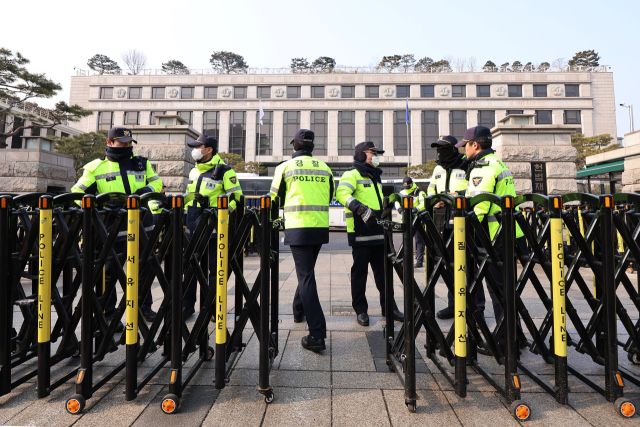 헌법재판소가 오는 20일 윤석열 대통령 탄핵심판 추가 변론기일을 예정한 가운데 16일 헌재 청사 앞에서 경찰들이 근무하고 있다. 연합뉴스