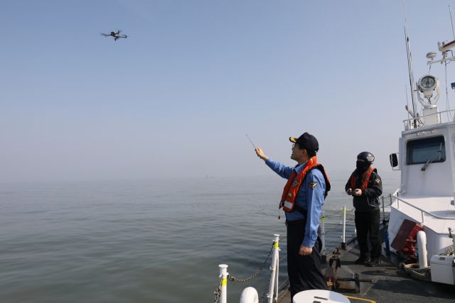 이천식 인천해양경찰서장이 지난 14일 옹진군 초지도 인근 해상에서 해상 치안현장을 점검하고 있다. 인천해양경찰청 제공