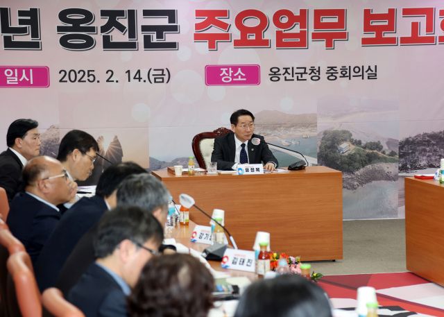 유정복 인천시장이 지난 14일 옹진군 연두방문으로 군청을 찾아 주요 업무와 건의사항을 전달 받고 있다. 군 제공