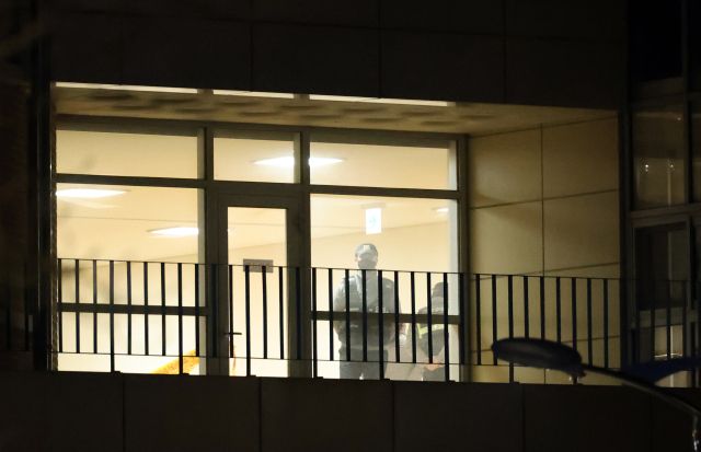 사건이 발생한 초등학교 2층 시청각실에서 경찰들이 현장검증하고 있다. 연합뉴스