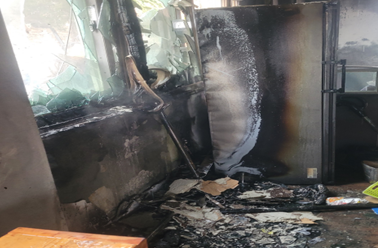 지난 15일 오후 인천 계양구 갈현동 한 3층짜리 상가주택 건물 1층 사무실이 방화로 인해 불에 탄 모습. 인천소방본부 제공