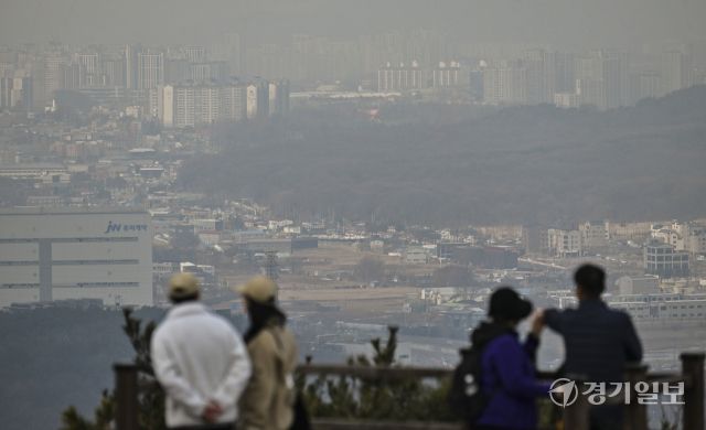 포근한 날씨와 함께 찾아온 미세먼지 [포토뉴스]