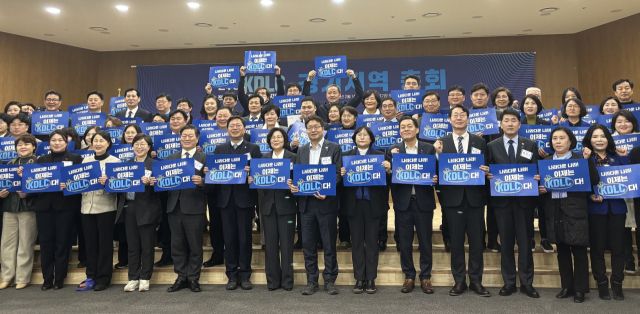 14일 경기도의회 대회의실에서 더불어민주당 전국자치분권민주지도자회의(KDLC) 주최로 열린 ‘KDLC 2025 경기지역 총회’에서 참석자들이 기념촬영을 하고 있다. 최현호기자