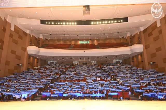 16일 인천 연수구 IGC 글로벌캠퍼스에서 열린 ‘2025시즌 인천유나이티드 출정식’에서 500여명에 이르는 축구 팬들이 힘찬 응원을 하고 있다. 인천유나이티드 제공