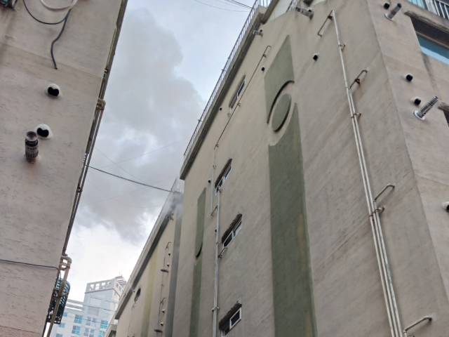 인천 미추홀구 도화동 6층짜리 빌라 6층에서 불이 나 연기가 올라오고 있다. 인천소방본부 제공