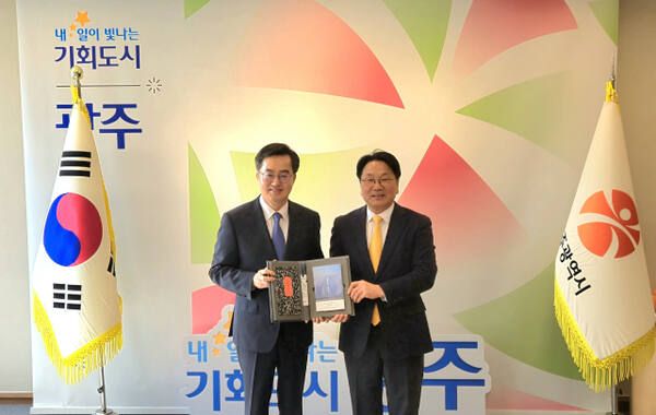 지난 14일 김동연 경기도지사가 강기정 광주광역시장을 만나 기념사진을 촬영하고 있다. 이진기자