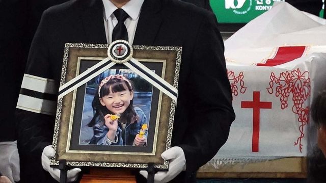 학교에서 교사에게 살해된 8살 김하늘 양이 지난 14일 영면에 들어갔다. 연합뉴스