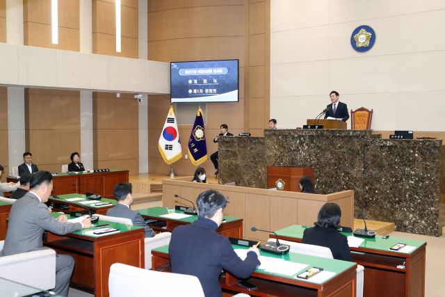이천시의회 박명서 의장이 올해 첫 임시회의 개회를 선언하고 있다. 이천시의회 제공