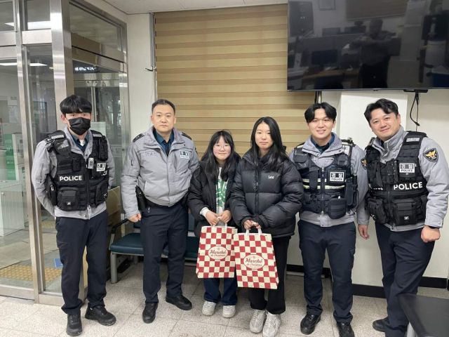 하남 미사지구대 경찰관들과의 아름다운 추억의 한 컷. 하남경찰서 제공