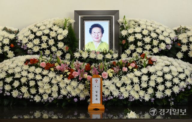 일본군 위안부 피해자인 길원옥 할머니가 지난 16일 향년 97세 일기로 별세했다. 17일 인천 연수구 인천적십자병원 장례식장에 일본군 위안부 피해자인 길원옥 할머니 빈소가 마련돼 있다.조병석기자