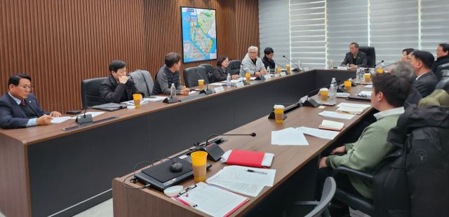 인천 연수구 환경정책자문단이 송도테마파크 조성 부지 정화 방안에 대해 논의하고 있다. 연수구 제공