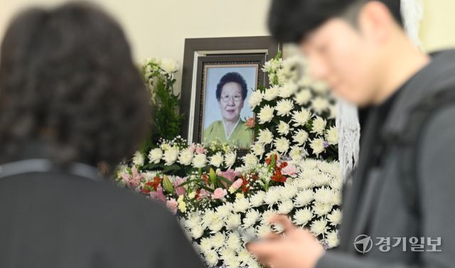 일본군 위안부 피해자인 길원옥 할머니가 지난 16일 향년 97세 일기로 별세했다. 17일 인천 연수구 인천적십자병원 장례식장에 일본군 위안부 피해자인 길원옥 할머니 빈소가 마련돼 있다.조병석기자