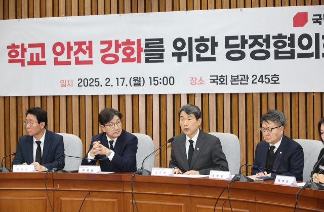 17일 국회에서 고 김하늘 양 피살사건과 관련해 재발방지책을 논의하기 위해 열린 학교 안전 강화를 위한 당정협의회에서 이주호 부총리 겸 교육부장관이 발언하고 있다. 연합뉴스