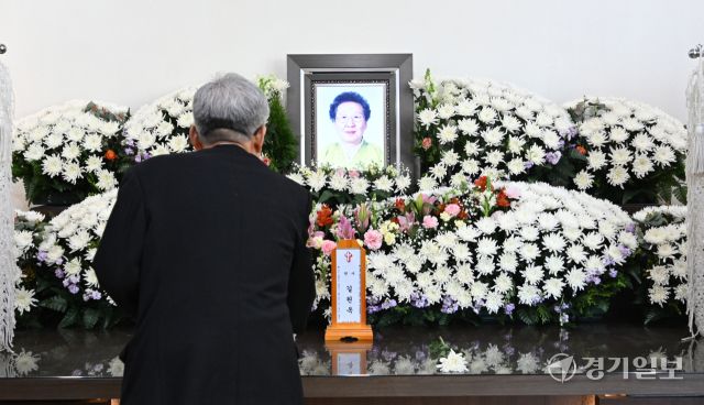 일본군 위안부 피해자인 길원옥 할머니가 지난 16일 향년 97세 일기로 별세했다. 17일 인천 연수구 인천적십자병원 장례식장에 일본군 위안부 피해자인 길원옥 할머니 빈소가 마련돼 있다.조병석기자