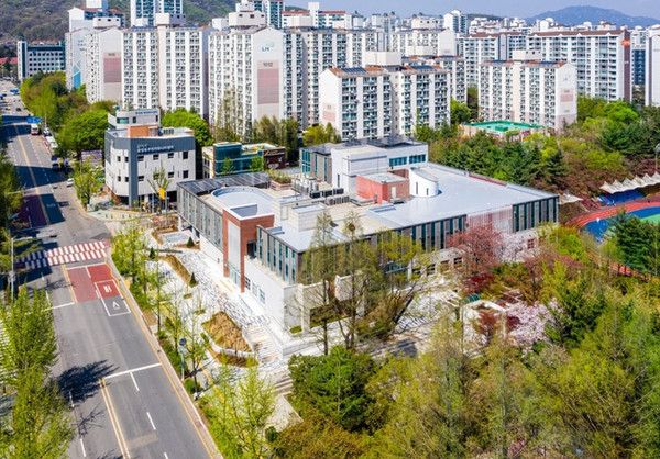 군포시 산본도서관 전경. 군포시 제공