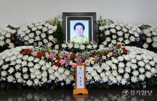 일본군 위안부 피해자인 길원옥 할머니가 지난 16일 향년 97세 일기로 별세했다. 17일 인천 연수구 인천적십자병원 장례식장에 일본군 위안부 피해자인 길원옥 할머니 빈소가 마련돼 있다.조병석기자