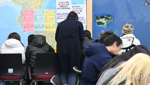 2025년도 제1회 초·중·고졸 검정고시 원서 교부 및 접수가 시작된 17일 인천시교육청 신관 지하에서 응시생들이 원서 접수를 하고 있다.조병석기자