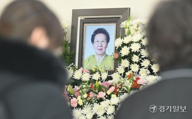 일본군 위안부 피해자인 길원옥 할머니가 지난 16일 향년 97세 일기로 별세했다. 17일 인천 연수구 인천적십자병원 장례식장에 일본군 위안부 피해자인 길원옥 할머니 빈소가 마련돼 있다.조병석기자
