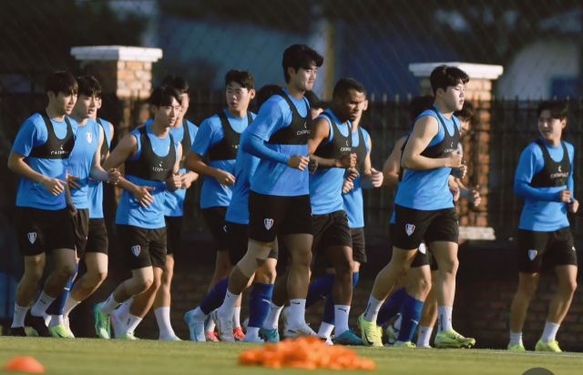 창단 30주년인 2025시즌 K리그2 우승으로 1부리그 다이렉트 승격을 이루겠다는 수원 삼성 선수들이 런닝으로 몸을 풀고 있다. 수원 삼성 제공