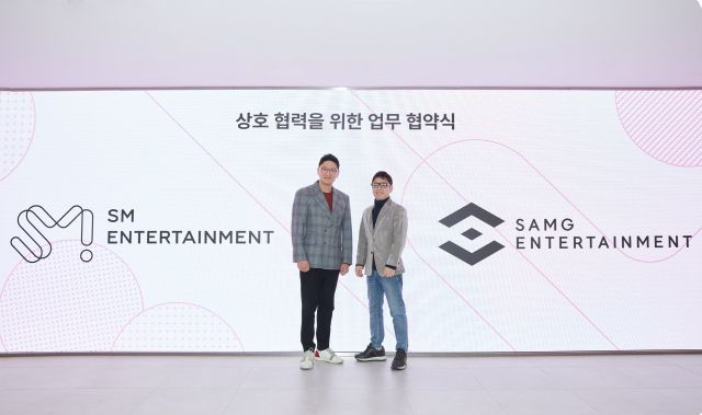 지난17일 서울 SM 사옥에서 ‘SAMG엔터-SM엔터, 장기적 협업 위한 통합 콘텐츠 MOU’를 체결한 탁영준 SM엔터 공동대표(왼쪽부터),김수훈 SAMG엔터 대표. SM엔터테인먼트 제공