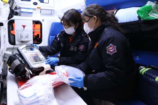 장비 점검을 하고 있는 안양소방서 구급대원들. 안양소방서 제공.