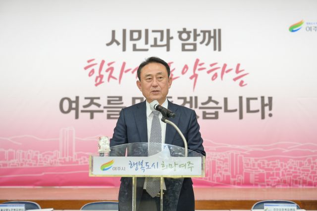 여주시, 너나들이 주민잇기 고독사 예방 홍보단 발대식 및 기관 업무 협약식에서 이충우 시장이 연설하고 있다. 여주시