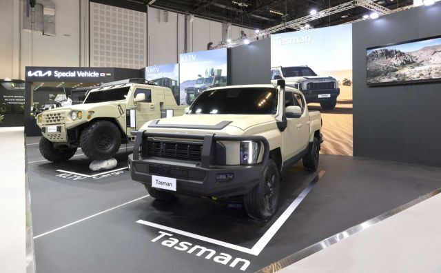왼쪽부터 소형전술차 2인승 카고, 타스만 전시 전용 모델. 기아