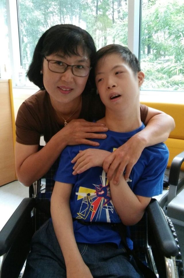 기증자 김준혁 님와 어머니. 한국장기조직기증원 제공