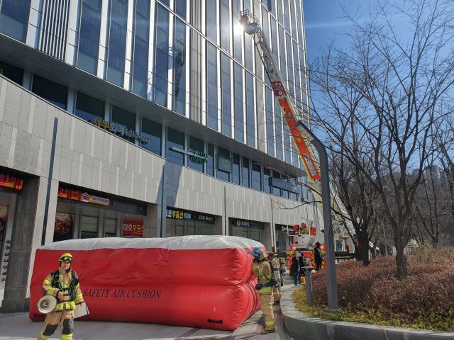 17일 오후 용인 기흥구 기흥ICT밸리에서 용인서부소방서 대원들이 에어매트 전개, 고가사다리차 운용 등을 통해 현장 대응 훈련을 진행하고 있다. 용인서부소방서 제공