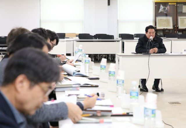 18일오전 안양시청 4층 회의실에서 열린 ‘안양 공공복합체육시설 건립 타당성 조사 및 기본계획 수립용역 착수 보고회’에서 최대호 시장이 인사말을 하고 있다. 안양시 제공