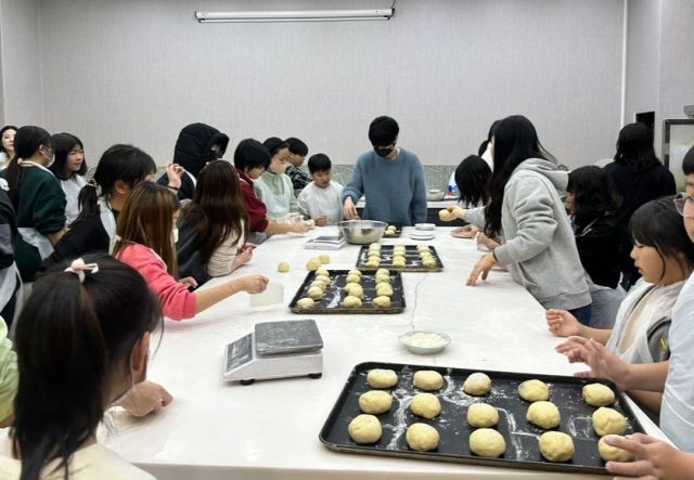 인천 지역아동센터의 아이들이 포스코이앤씨의 후원으로 직업체험을 하고 있다. 초록우산 인천지역본부 제공