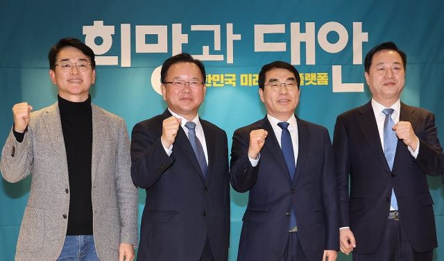 김부겸 전 총리(왼쪽 두번째), 김두관 전 의원(맨 오른쪽), 박용진 전 의원(맨 왼쪽)이 18일 비명계 인사들 모임 '희망과 대안’ 포럼 창립식에서 양기대 포럼 이사장과 함께 기념촬영 하고 있다. 연합뉴스