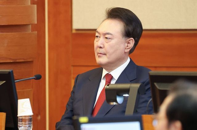 윤석열 대통령이 지난 13일 서울 종로구 헌법재판소 대심판정에서 열린 윤석열 대통령 탄핵심판 8차 변론기일에 출석해 있다. 연합뉴스