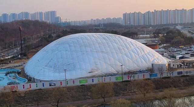 안산시 상록구 사동 호수공원 내 야외수영장에 들어선 생존수영장 외관. 경기일보DB