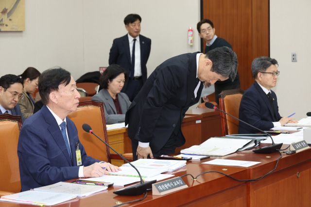 18일 국회에서 대전 초등생 고 김하늘 양이 피살된 사건과 관련해 현안질의 등을 위해 열린 교육위원회 전체회의에서 이주호 부총리 겸 교육부 장관이 고개숙여 사과하고 있다. 연합뉴스