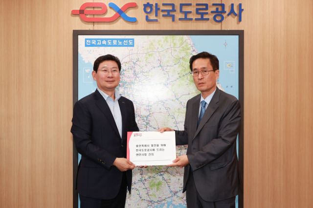 지난 2023년 9월11일 경북 김천 한국도로공사 본사에서 이상일 용인특례시장(왼쪽)이 함진규 도로공사 사장에게 용인 지역 현안을 전달하고 있다. 용인특례시 제공