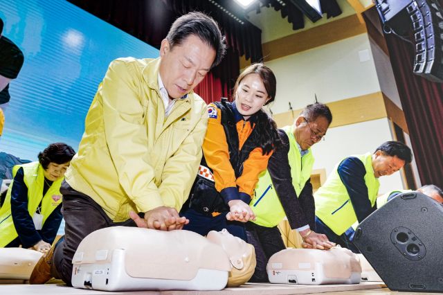 2023년 4월 이재준 수원시장이 새빛안전지킴이 교육으로 심폐소생술 훈련을 받고 있다. 수원시 제공