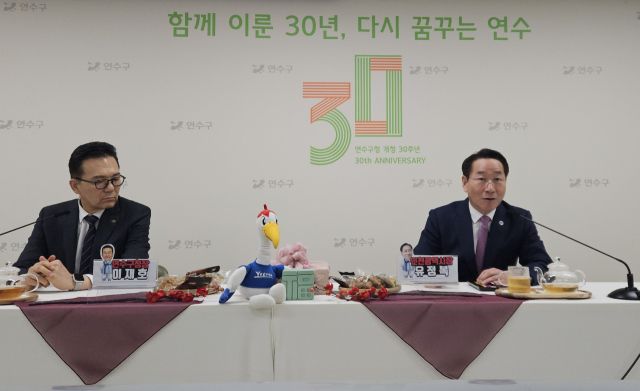 18일 유정복 인천시장이 연수구청 브리핑룸을 방문해 송도 분구에 대해 말하고 있다. 김샛별기자